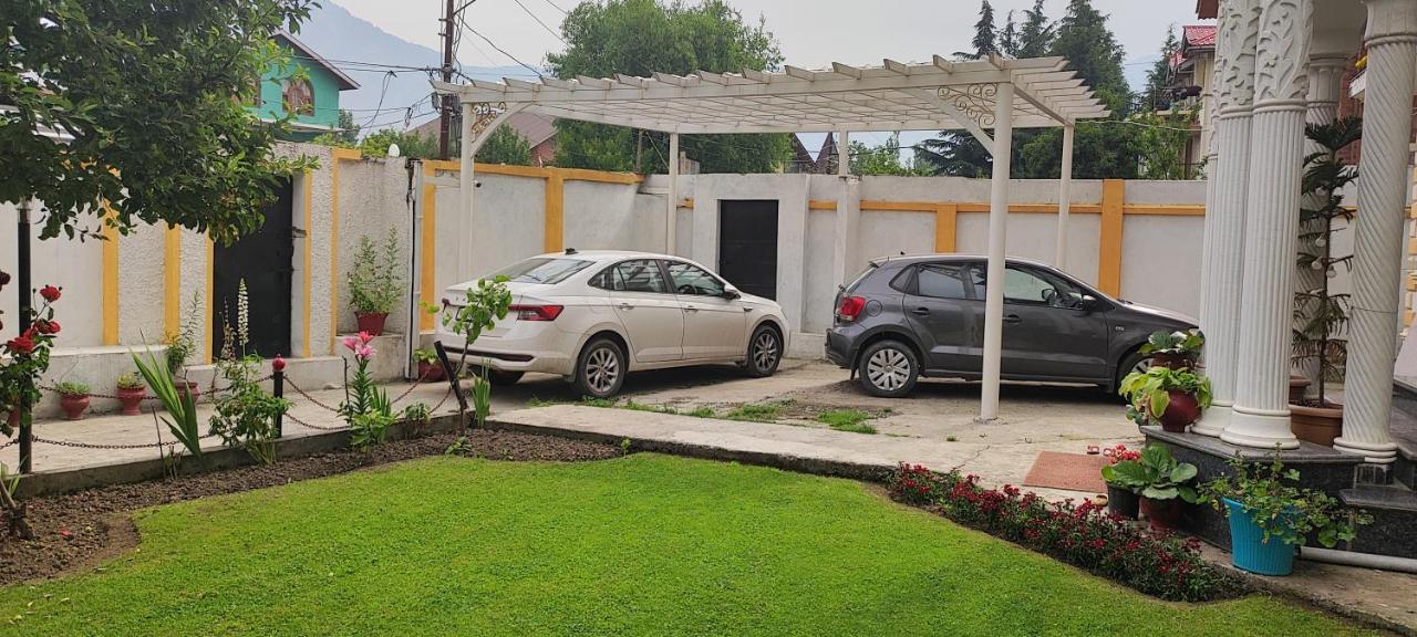 The Clover Inn Srīnagar Exterior foto