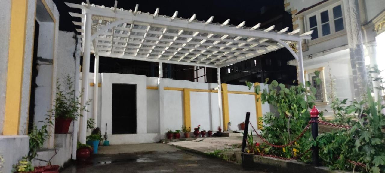 The Clover Inn Srīnagar Exterior foto